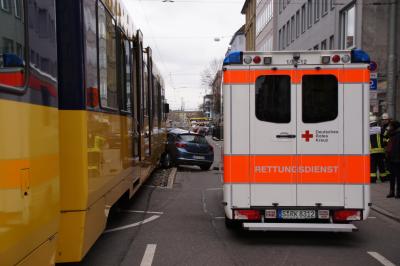 Stuttgart-West: Stadtbahn kollidiert mit Auto